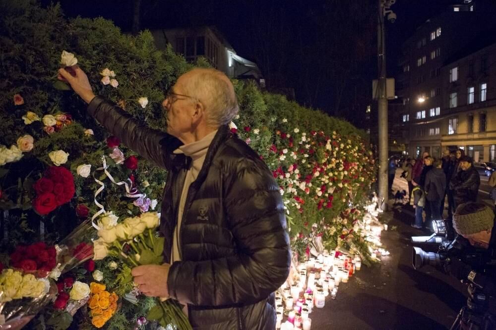Em Oslo (Noruega), a população levou flores e velas até a embaixada da França