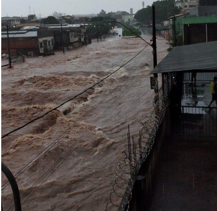 Chuvas provocaram alagamentos ao longo da avenida Tereza Cristina, em BH