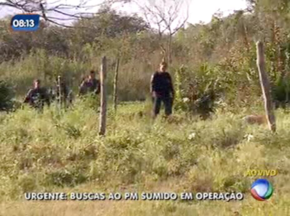 Policiais fizeram buscas pelo corpo no complexo do Salgueiro