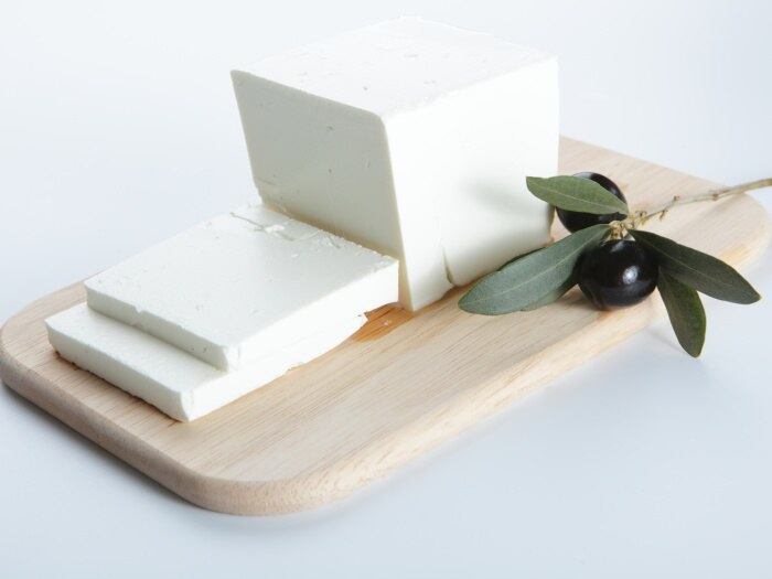 Leite e derivados podem fazer mal se ficarem fora da geladeira?


Verdade. Todos eles, iogurtes,
bebidas lácteas e leites fermentados, têm alguma porcentagem de bactérias
positivas em sua composição. Em temperatura ambiente, essas colônias se
proliferam e podem até colocar em risco a vida de quem as consome
