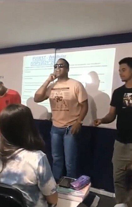 Nos últimos dias, a vida do professor de geografia Iuri Lessa, 30 anos, se transformou com a publicação de um vídeo nas redes sociais. Além da semelhança com o cantor de axé Léo Santana, nas imagens é possível ver o educador ensinando de um jeito inusitado: dançando e cantando. O vídeo em destaque já ultrapassou 4,6 milhões de visualizações na plataforma do TikTok e mostra o professor apresentando a "musiquinha dos biomas" a seus alunos do ensino médio