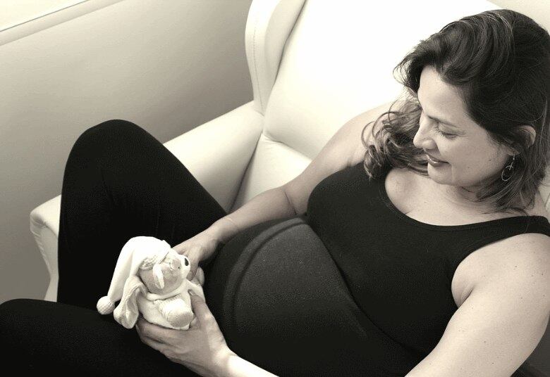 Em alguns casos, é comum que a mulher já se sinta grávida assim que o teste der positivo. Crescimento da barriga e os movimentos fetais tendem a aumentar a sensação, o que a estimula a ter interações com o bebê de maneira bem constante. Com relação ao pai, ele pode só perceber o seu novo estágio após o nascimento da criança. Mas, segundo a especialista, isso não quer dizer que ele já não ame o filho desde o período gestacional.