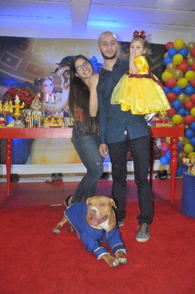 "Chegou o grande dia. A festa foi incrível, o Bruce recebeu todos os convidados na porta todo alegre. A Laurinha estava toda feliz e não parava de olhar para ele"