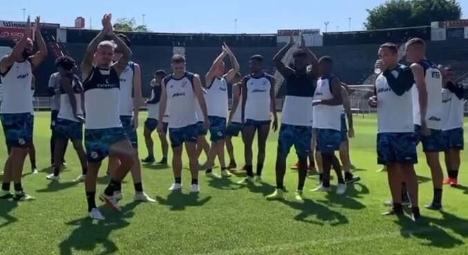 Jogadores do Leão foram recebidos com aplausos pela torcida no Limeirão
