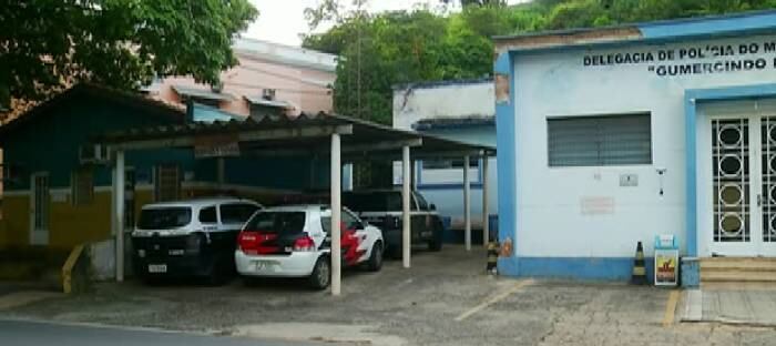 Segundo a polícia,
provavelmente, a vítima foi morta enforcada. Os vizinhos dizem
não ter ouvido nenhuma movimentação estranha na casa. Não havia sinais de
arrombamento no imóvel
