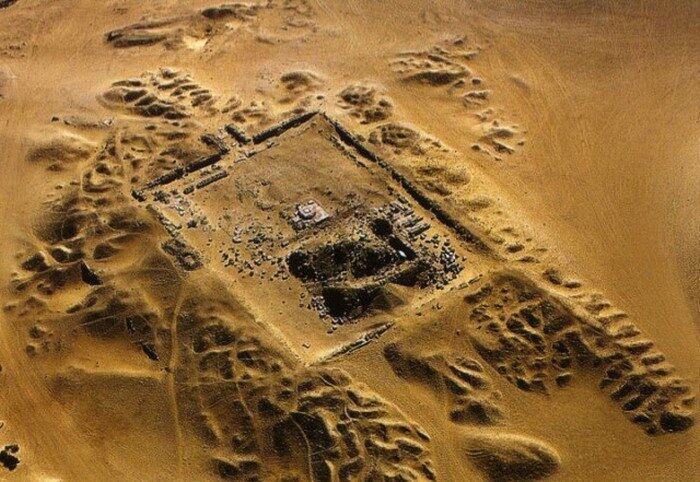 Estas construções gigantes acabaram ruindo e foram cobertas de areia. Até hoje, porém, é possível ver os resquícios do que já foram grandes monumentos