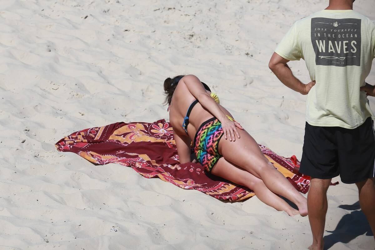 Grávida de cinco meses, Deborah Secco se exercita com o namorada no Rio de Janeiro