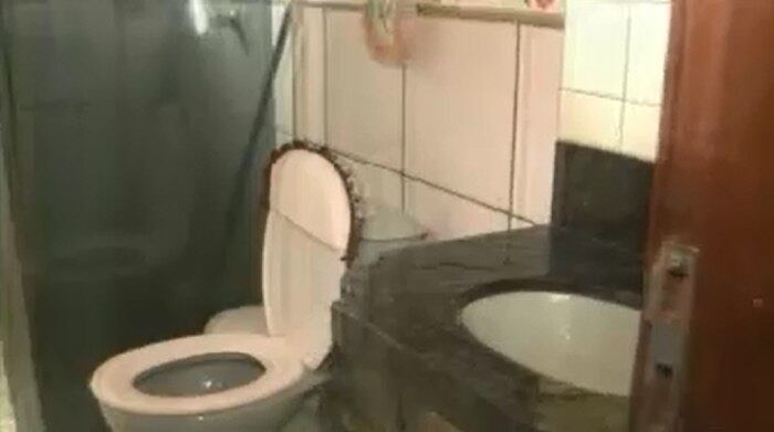 Mulher e enteados foram trancados no banheiro