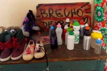 Os voluntários recolhem peças de roupas, calçados e outros acessórios