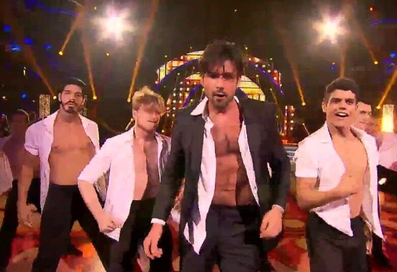 Em uma apresentação especial, Sérgio Marone surpreendeu a plateia do programa e tirou a camisa após a coreografia