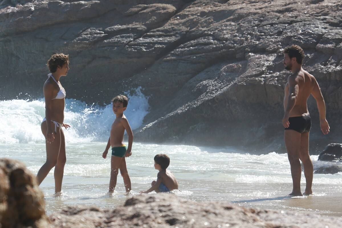Sophie Charlotte e Daniel de Oliveira se divertem em praia com a família