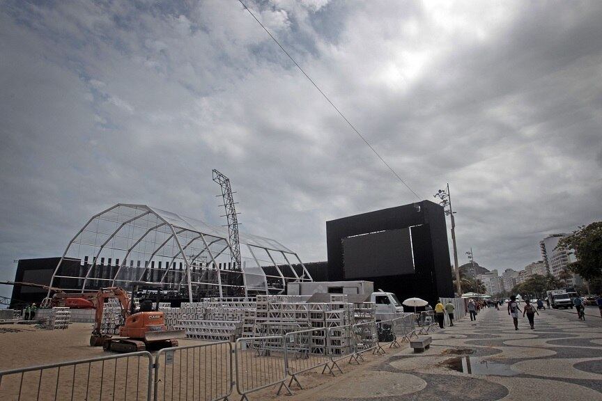 Palco em Copacabana já começou a ser montado