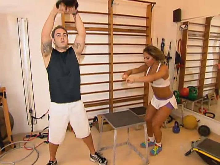 Para manter a paixão sempre acesa, Mayra deu a receita para qualquer casal se manter sempre bonito dentro de casa.
— Quando você está naquela fase de conquista e paixão, a mulher coloca a melhor lingerie, passa a melhor maquiagem e conquista o homem. Depois que conseguiu isso, ela coloca a calcinha bege, a camisa de político e cheira a cebola. Aí esse mesmo marido que se apaixonou por uma mulher linda vai procurar essa mulher que não existe mais na rua
+ Clique aqui e confira a matéria completa com a ex-BBB!