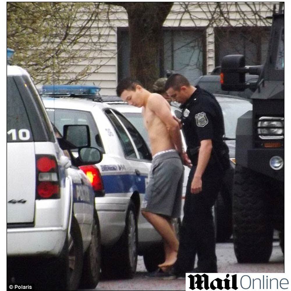 As detenções foram efetuadas por atos cometidos nos dias posteriores ao duplo atentado com explosivos perto da linha de chegada da Maratona de Boston, que deixou três mortos e mais de 260 feridos em 15 de abril. Na imagem, Tazhayakov é levado pela polícia