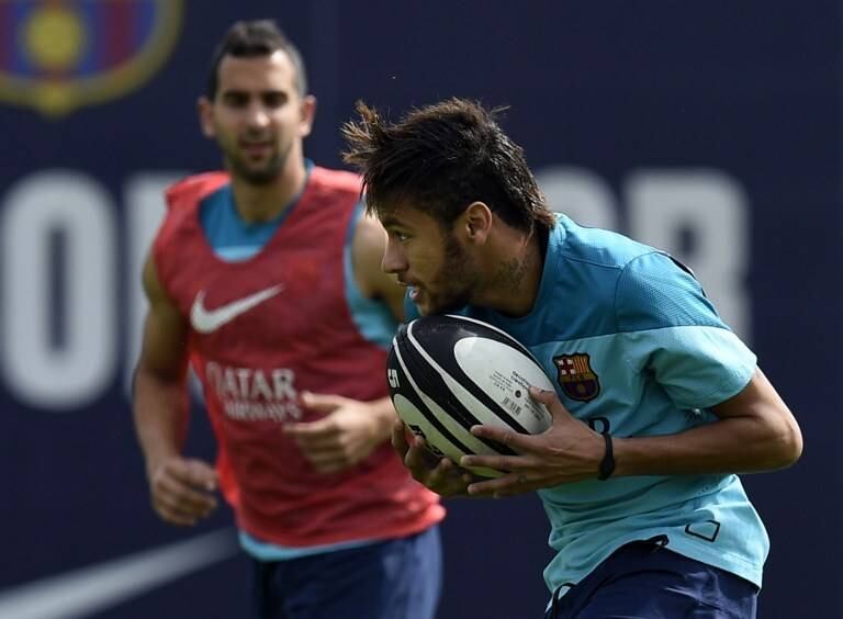 Em crise após a eliminação na Liga dos Campeões e da derrota na rodada do fim de semana do Campeonato Espanhol, o Barcelona achou melhor refrescar a cabeça dos jogadores com outro esporte. Nesta terça (15), a equipe brincou com uma bola de rugby no último treino antes da final da Copa do Rei contra o Real Madrid