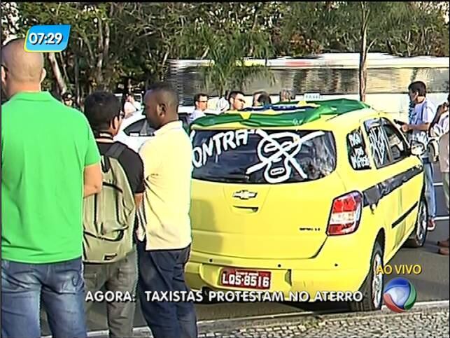 Taxistas fazem protesto contra motoristas de táxis "piratas"