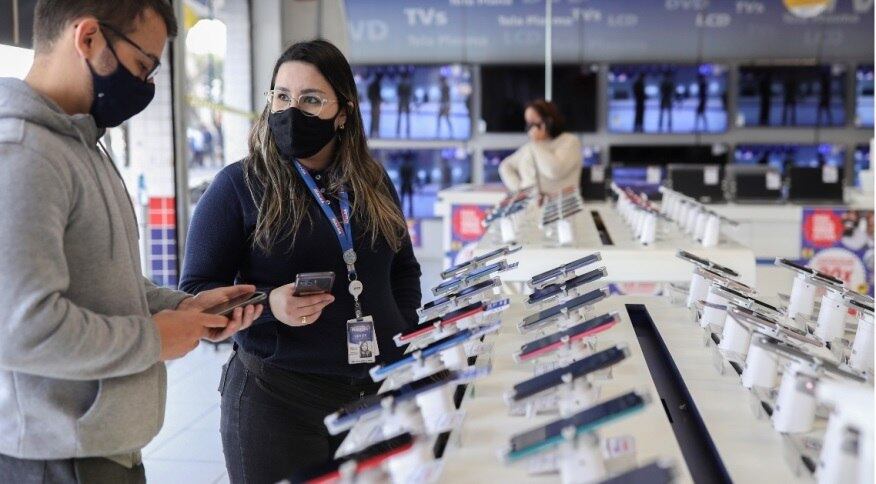 O comércio e os serviços caminharam em direções opostas no mês
de maio. Enquanto as vendas do varejo
recuaram 1%, o volume de serviços prestados avançou
0,9% e reverteu parte do tombo de 1,6% apurado no mês de abril. Os
valores foram revelados pelo IBGE (Instituto Brasileiro de Geografia e
Estatística)