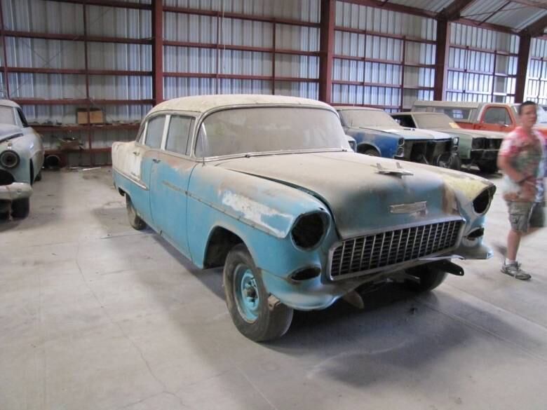 Há outro exemplar do Chevrolet Bel Air Sedan, mas desta vez há apenas a carcaça. O preço, claro, é bem menor: apenas R$ 64,7 (US$ 21) — mais barato que encher o tanque do carro  