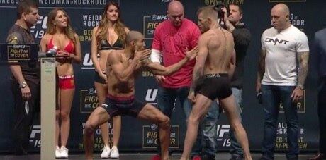 José Aldo imitou Conor McGregor ao encarar o irlandês após a pesagem desta sexta-feira (11) para o UFC 194