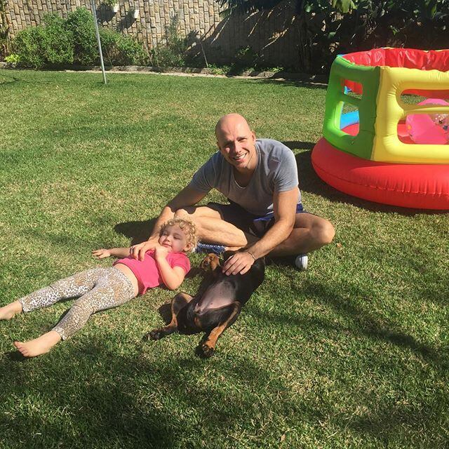 Xuxa se mostra um verdadeiro papai babão