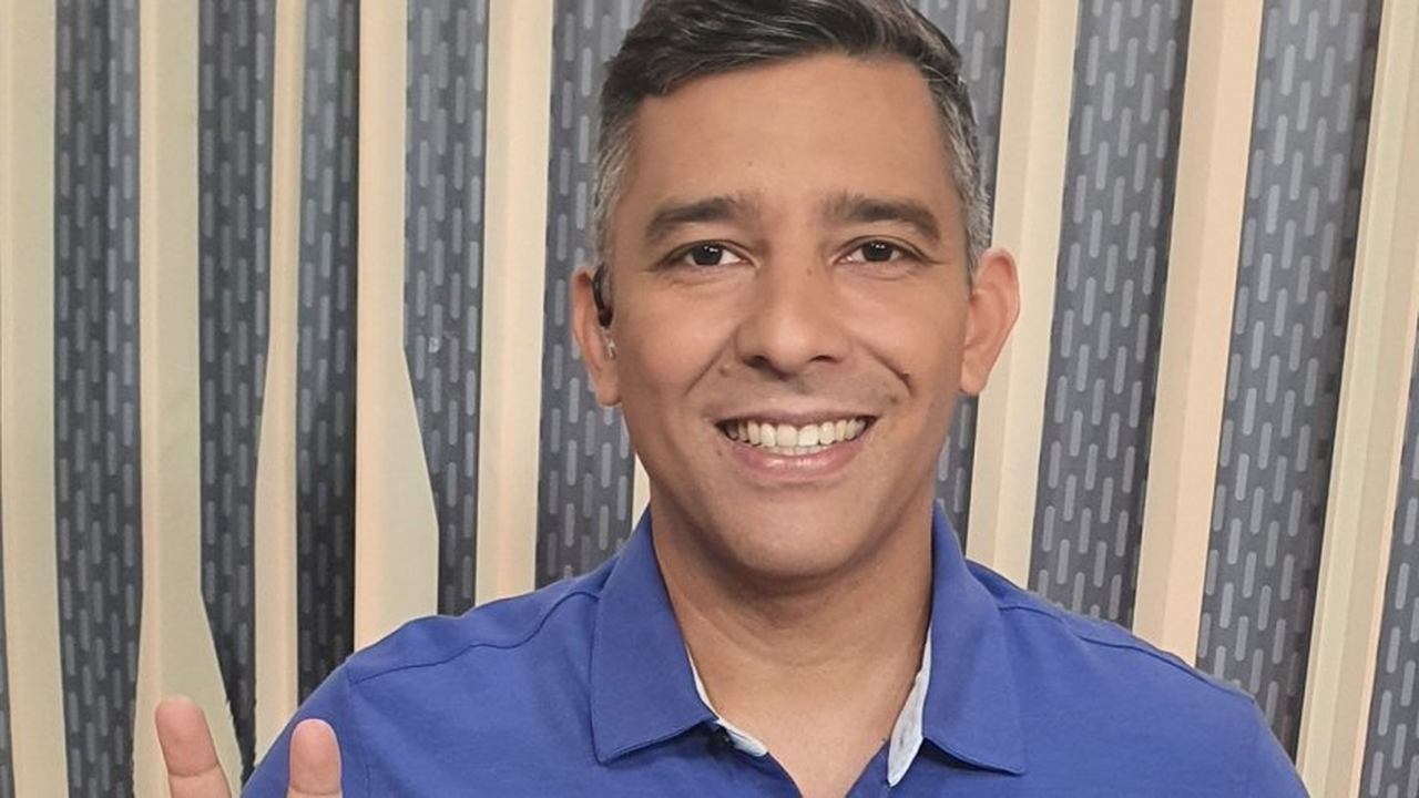 O jornalista e narrador Rodrigo Raposo foi desligado da Globo após quinze anos dedicados à emissora, onde iniciou como estagiário.