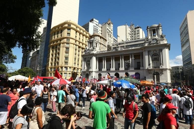 Manifestantes chegaram por volta das 11h no centro do Rio