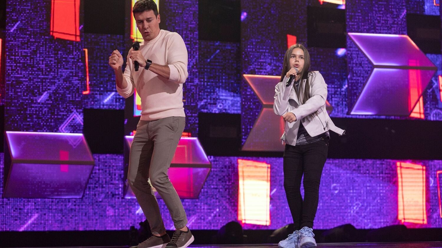 Diversão

O que será que Rodrigo Faro está dançando com Madson? Seria um passinho novo das redes sociais? Dá para ver que eles se divertiram!