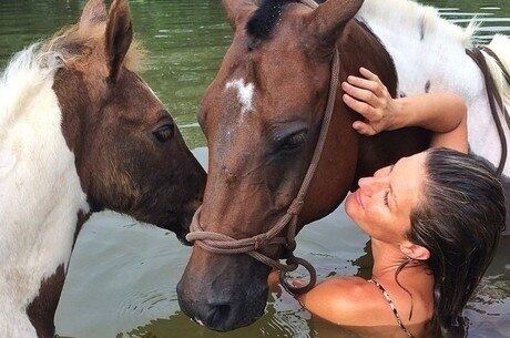 Gisele Bündchen aparece em rio ao lado de cavalos