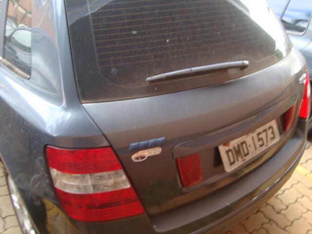 O Fiat Stilo 16v saiu da concessionária em 2004 já com
modelo de 2005 e agora está disponível para ser arrematado. Para estacionar o
veículo azul na garagem de casa, o motorista precisa pagar ao menos R$ 6.000
pelo hatch