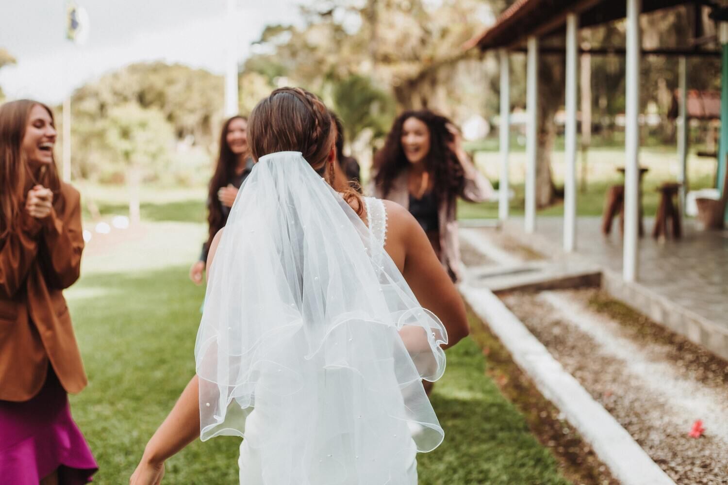 O segundo colocado são os profissionais de beleza, que aparecem na folha de pagamento de 84% dos noivos. Diz o estudo: "já que os casais querem mostrar a melhor aparência, faz sentido que profissionais de beleza, como cabelereiros e maquiadores, sejam frequentemente contratados, especialmente no Brasil"
*Sob supervisão de Ana Vinhas