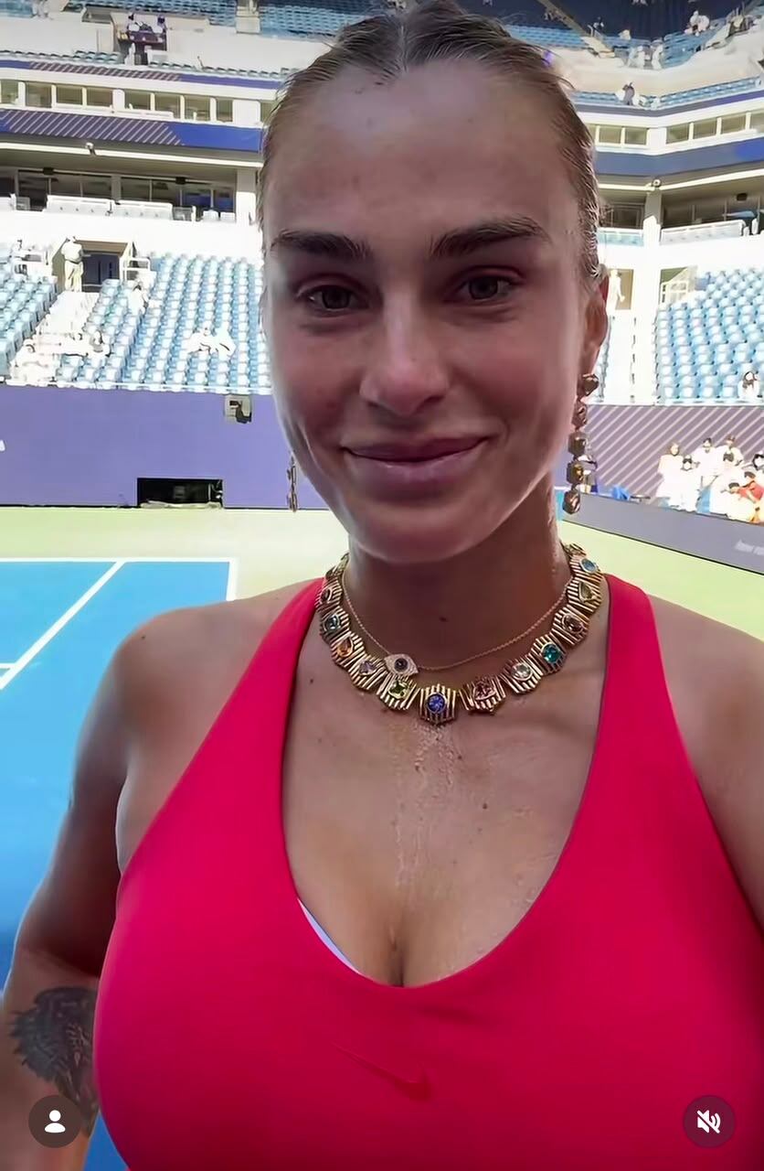 Sabalenka joga com peças de tapete vermelho