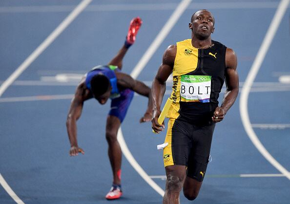 O homem mais rápido do mundo, Usain Bolt não parece se preocupar com o que acontece ao seu redor. Enquanto o jamaicano corria para mais um ouro, um norte-americano caia de boca no chão