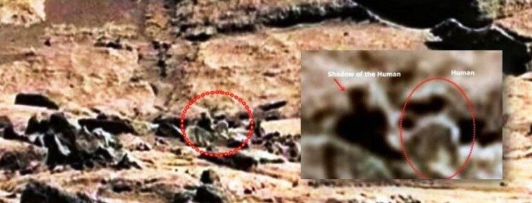 Este ano, até gente em Marte foi fotografada. Ou pelo menos foi o que declarou uma ex-funcionária da Nasa, mostrando imagens de vultos no planeta vermelho. "Eu vi homens caminhando em Marte", disse uma mulher à emissora americana de rádio Coast to Coast AM. 
"Eu trabalhava na Nasa, no departamento de manutenção da missão e da nave Viking, em 1979, e vi as imagens de dois humanos com roupas espaciais. Quando perceberam que eu tinha visto as imagens, cortaram." O depoimento é de uma mulher que disse ter trabalhado na agência espacial americana nos anos 70. Ela se chama Jackie e, segundo o jornal americano Huffington Post, falou tudo isso ao vivo, durante transmissão do programa US Coast to Coast show