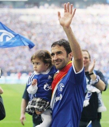 Atrás dos dois artilheiros da Liga Espanhola está um espanhol. O atacante Raúl, aquele mesmo que jogou no Real Madrid e no Schalke 04, tem 461 gols desde 1994. Ele joga no Cosmos, dos EUA, e tem 37 anos


