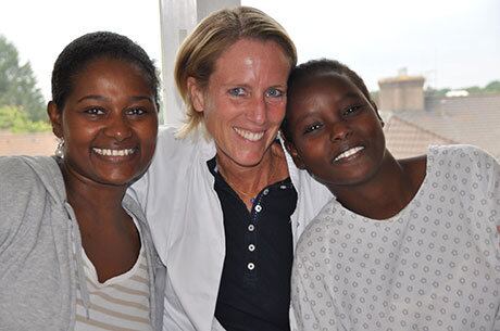 A jovem Inab (à dir.) foi a primeira menina a passar pela cirurgia de reconstrução genital com a ajuda da fundação