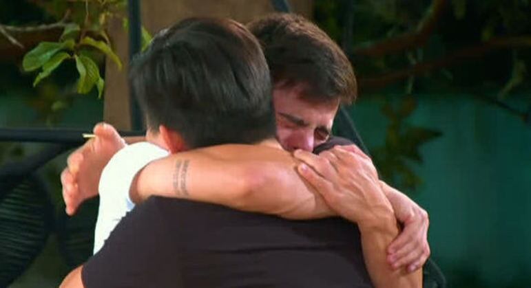 Thomaz chora e recebe consolo de Pyong