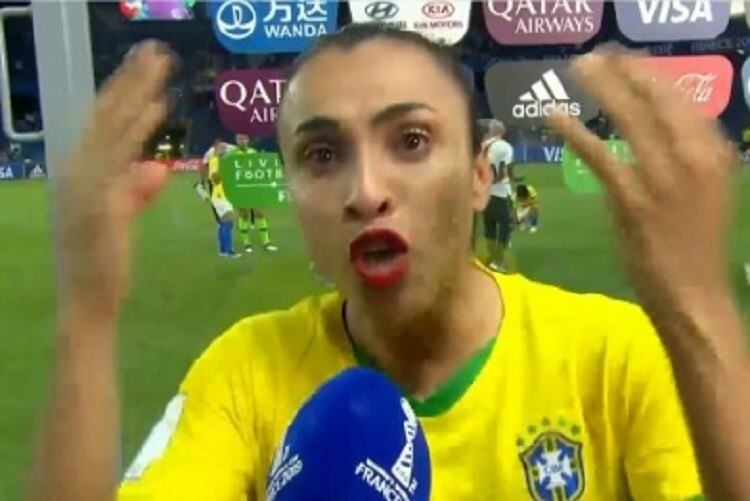 Emocionada, Marta pede renovação no futebol feminino brasileiro