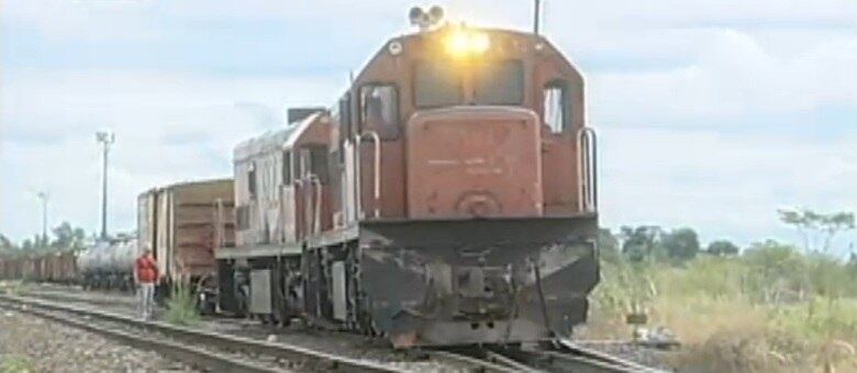 Criança brincava entre dois vagões quando foi atropelada pelo trem. Maquinista nem percebeu acidente que amputou o pé da menina