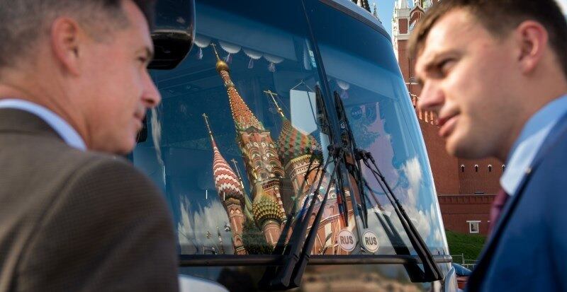 Essa foto mostra o astronauta da Nasa Shane Kimbrough (esquerda), e o membro da tripulação de backup Nikolai Tikhonov, da Roscosmos