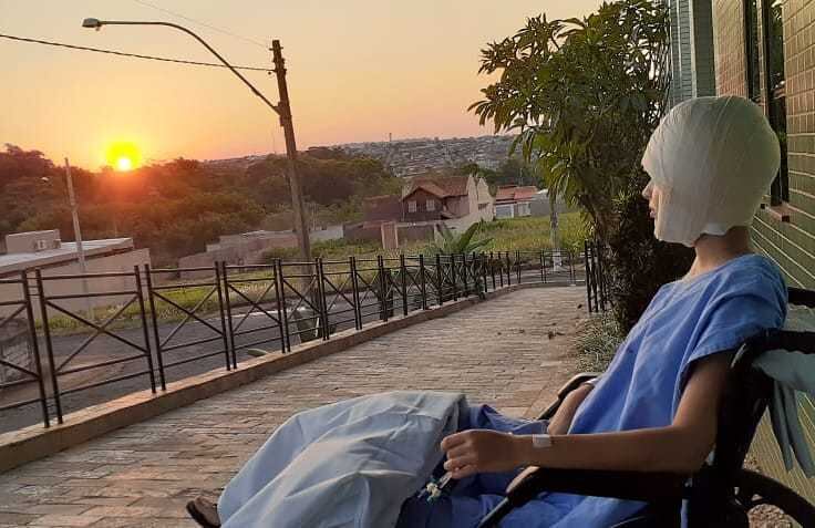 Jovem já passou por mais de 20 cirurgias, mas ainda corre risco de infecção
