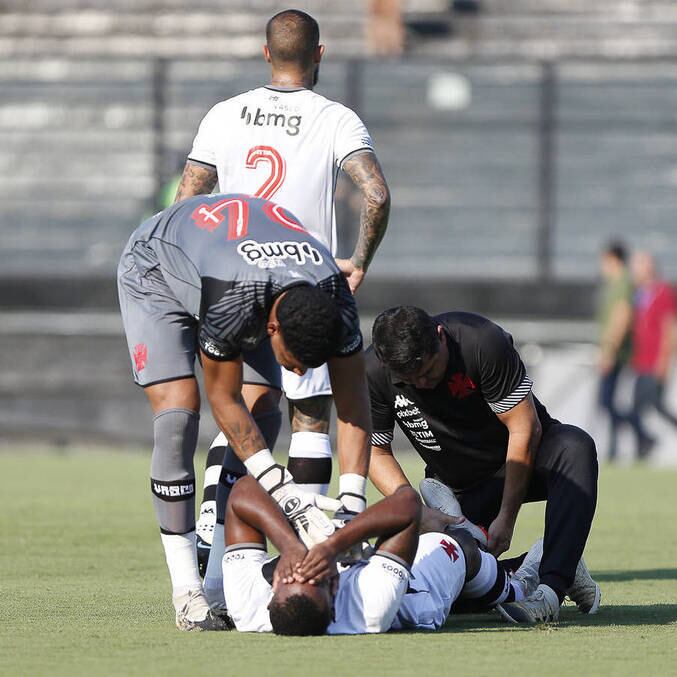 Zagueiro Ulisses sendo atendido em campo no jogo contra o Resende
