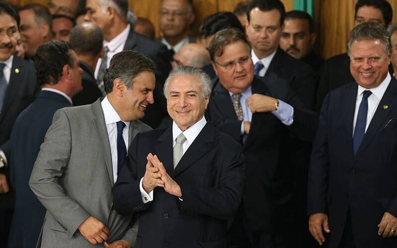 O presidente em exercício, Michel Temer (PMDB), deu posse nesta quinta-feira (12) a sua equipe ministerial em cerimônia no Palácio do Planalto. São contemplados 11 partidos no gabinete do peemedebista. Veja nas fotos a seguir quem são as novas caras do Governo Federal