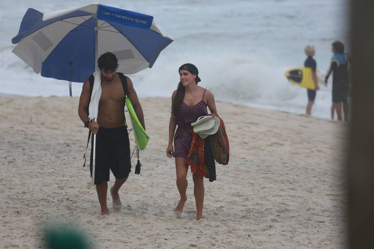 O amor está no ar! Deborah Secco curte praia com o namorado, Hugo Moura