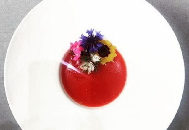 O chef Kaká Silva, que se destaca nos preparos da cozinha molecular moderna, surpreendeu e compartilhou uma receita relativamente simples, mas renomada: um gaspacho floral, a famosa sopa fria espanhola. Esse prato é uma opção perfeita para tentar fazer em casa!