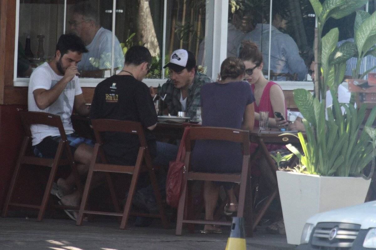 O casal contou com a companhia de amigos