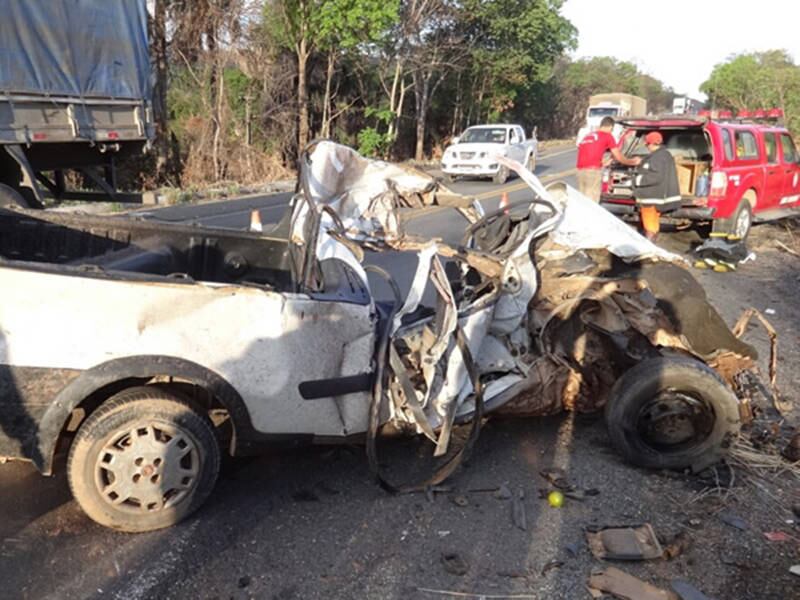 Pick-up ficou totalmente destruída após impacto