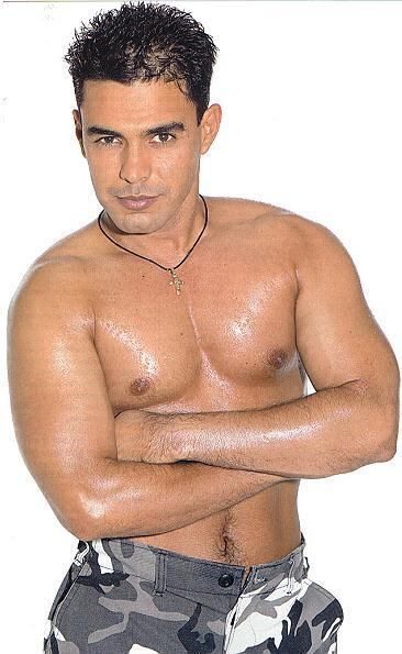 Zezé também passou a cuidar do corpo e a malhar. O visual mais frágil do cantor ficou no passado. Há quase 20 anos, o músico é adepto da musculação e não descuida da alimentação