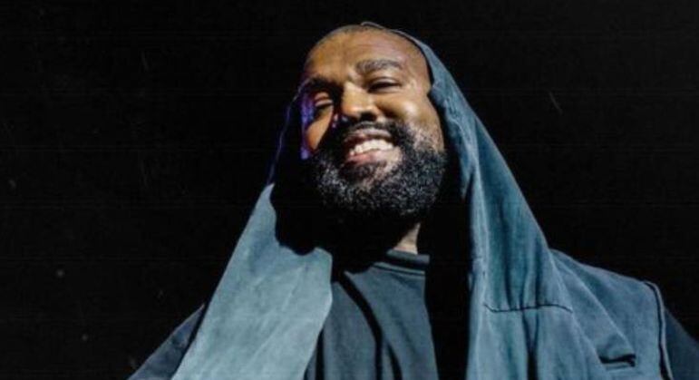 Rapper Kanye West gasta R$ 4 milhões para ficar com sorriso metálico

O rapper Kanye West gastou R$ 4 milhões para ficar com sorriso metálico e deu o que falar! O astro disse que arrancou os dentes naturais para realizar o implante em titânio, mas parece que não foi bem assim. O dentista que fez o procedimento desmentiu Kanye e garantiu que a arcada dentária do rapper não foi removida.
