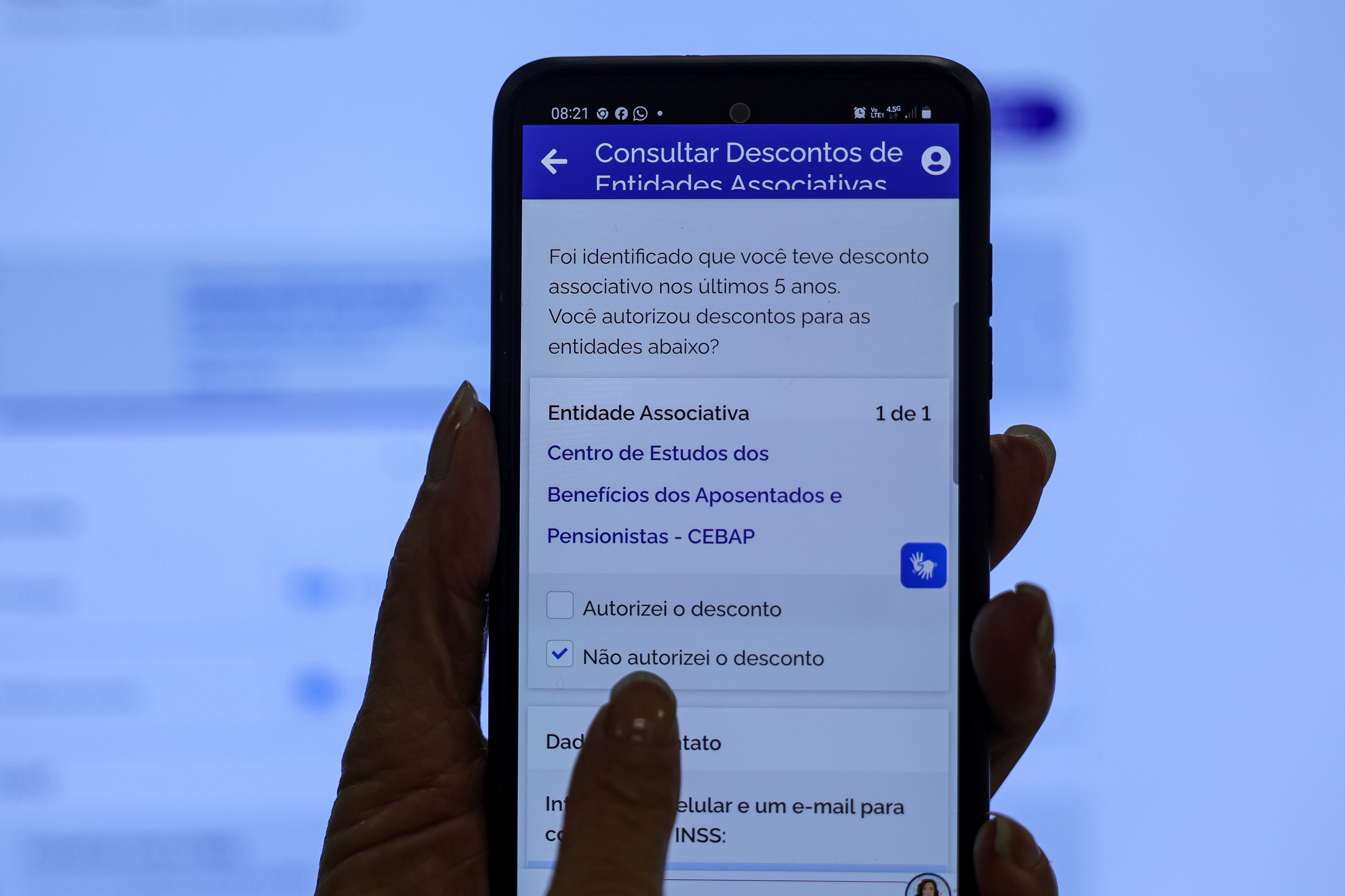 Brasília (DF), 14/05/2025 - Aposentada Neide Maria, recebeu o aviso no APP meu INSS, que teve desconto associativo nos últimos 5 anos.
A partir desta quarta-feira (14), os aposentados e pensionistas do Instituto Nacional do Seguro Social (INSS) podem requerer a devolução de valores descontados indevidamente nos últimos anos. O pedido deve ser feito por meio do aplicativo Meu INSS, pelo site de mesmo nome ou pelo telefone 135.
Foto: Joédson Alves/Agência Brasil