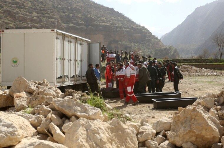 Equipes de resgate do Irã trabalham no local do acidente com o avião; ele transportava um grupo de amigas que voltavam da festa de despedida de solteira da socialite turca Mina Basaran em Dubai, nos Emirados Árabes